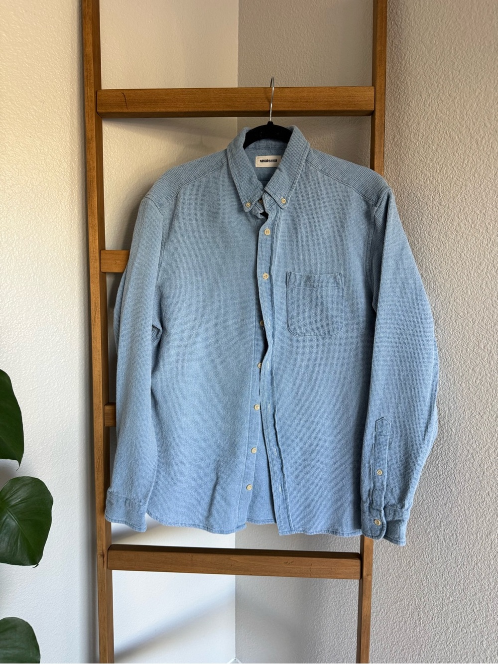 Taylor Stich Men's Light Blue Button-Down Size 44 (Large)